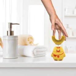 Merkloos Elektrische Sonische Tandenborstel Voor Kinderen Tussen 2 T/m 6 Jaar Met Timer - Elektrische Kindertandenborstel - 360º Graden - 6 Poetsmodus - IPX7 Waterbestendig - Geel -Verzorgingsproducten 1200x1200 1489