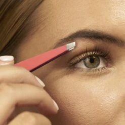 Tweezerman Slant Pincet - Geranium - 1 Stuk -Verzorgingsproducten 1200x1200 1736