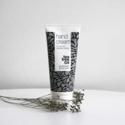 Australian Bodycare Hand Cream 100 Ml - Handcrème Voor Mannen & Vrouwen Met Zeer Droge Handen En Gebarsten Huid Met Tea Tree Olie - Dringt Snel In De Huid, Zonder Deze Vet Te Maken - Ondersteunt Het Herstellend Vermogen Van De Huid -Verzorgingsproducten 1200x1200 3