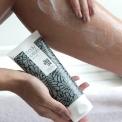 Australian Bodycare Body Lotion 200 Ml - Bodylotion Met Tea Tree Olie Verzorgt En Voorkomt Een Onzuivere En Droge Huid - Vermindert Vlekjes, Puistjes, Jeuk, Jeugdpuistjes, Lichaamsgeurtjes & Zweetvoeten - Geschikt Voor Vrouwen & Mannen -Verzorgingsproducten 1200x1200 526