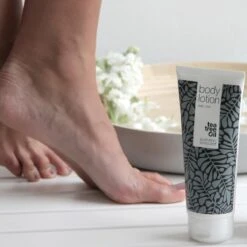 Australian Bodycare Body Lotion 200 Ml - Bodylotion Met Tea Tree Olie Verzorgt En Voorkomt Een Onzuivere En Droge Huid - Vermindert Vlekjes, Puistjes, Jeuk, Jeugdpuistjes, Lichaamsgeurtjes & Zweetvoeten - Geschikt Voor Vrouwen & Mannen -Verzorgingsproducten 1200x1200 528